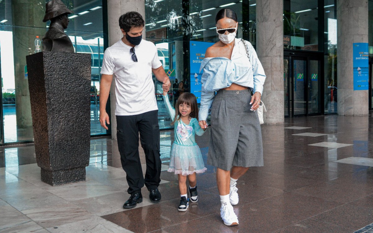 Sabrina Sato, Duda Nagle e Zoe desembarcam em aeroporto do Rio - Webert Belicio /  Agnews 