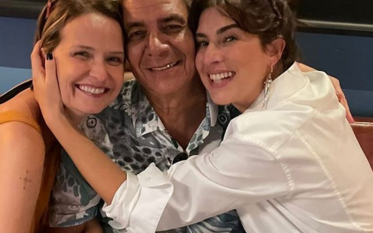 ​​Zeca Pagodinho, Fernanda Paes Leme e Fernanda Rodrigues se divertem em shopping