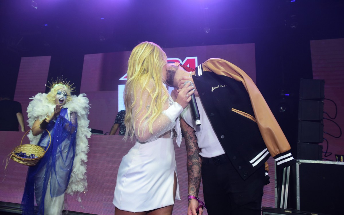 Viih Tube e Lipe Ribeiro d&atilde;o beij&atilde;o de l&iacute;ngua em festa na madrugada desta quinta-feira