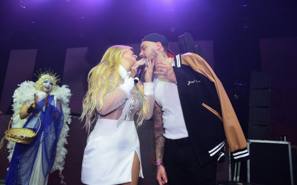 Viih Tube e Lipe Ribeiro d&atilde;o beij&atilde;o de l&iacute;ngua em festa na madrugada desta quinta-feira