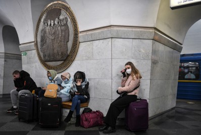 Metrô de Kiev é usado como abrigo contra ataques russos