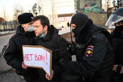 Mais de 5 mil manifestantes antiguerra já foram detidos na Rússia