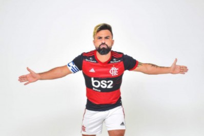 Após ano difícil, sósia de meia do Flamengo dá volta por cima como jogador e empresário