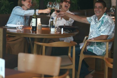 ​Zeca Pagodinho, Fernanda Paes Leme e Fernanda Rodrigues se divertem em shopping