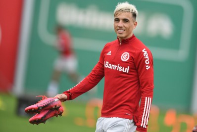 Botafogo aguarda resposta de Saravia, ex-Porto e Intenacional, após proposta