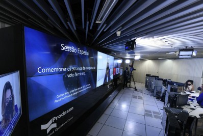 Senadoras comemoram 90 anos do voto feminino no Brasil