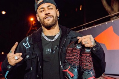 Neymar exibe sua nova chuteira inspirada no Batman