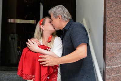 Edson Celulari e Karin Roepke deixam a maternidade com a filha