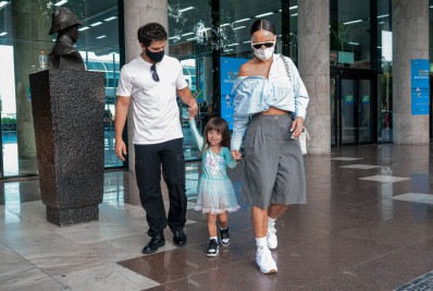 Sabrina Sato desembarca em aeroporto do Rio com a família 