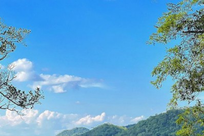 Aline Campos posa de biquíni em meio à natureza: 'Elevação e cura'