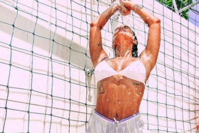 Ô, calor! De biquíni e shortinho, Carol Peixinho toma chuveirada