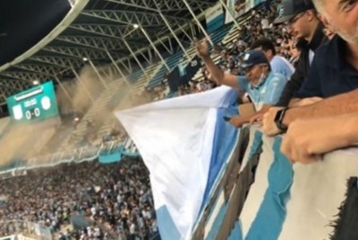 Cinzas de pessoa cremada são jogadas por torcedores durante jogo na Argentina