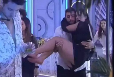 Larissa sofre acidente na festa do 'BBB 22', sai carregada por Scooby e volta usando gesso