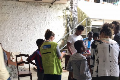 Moradores de Petrópolis que estão em abrigos recebem vacinas e doses de reforço contra a covid-19