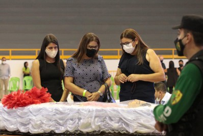 Corpo da cantora Paulinha Abelha é velado em Aracaju