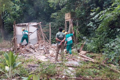 Construções irregulares são demolidas em força-tarefa da Prefeitura do Rio na Babilônia