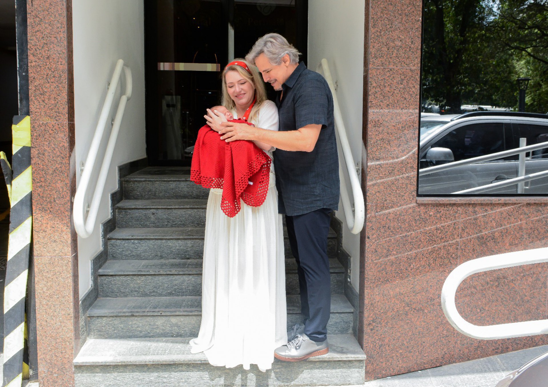 Edson Celulari e Karin Roepke deixam a maternidade com a filha, Chiara - Webert Belicio/  Agnews  