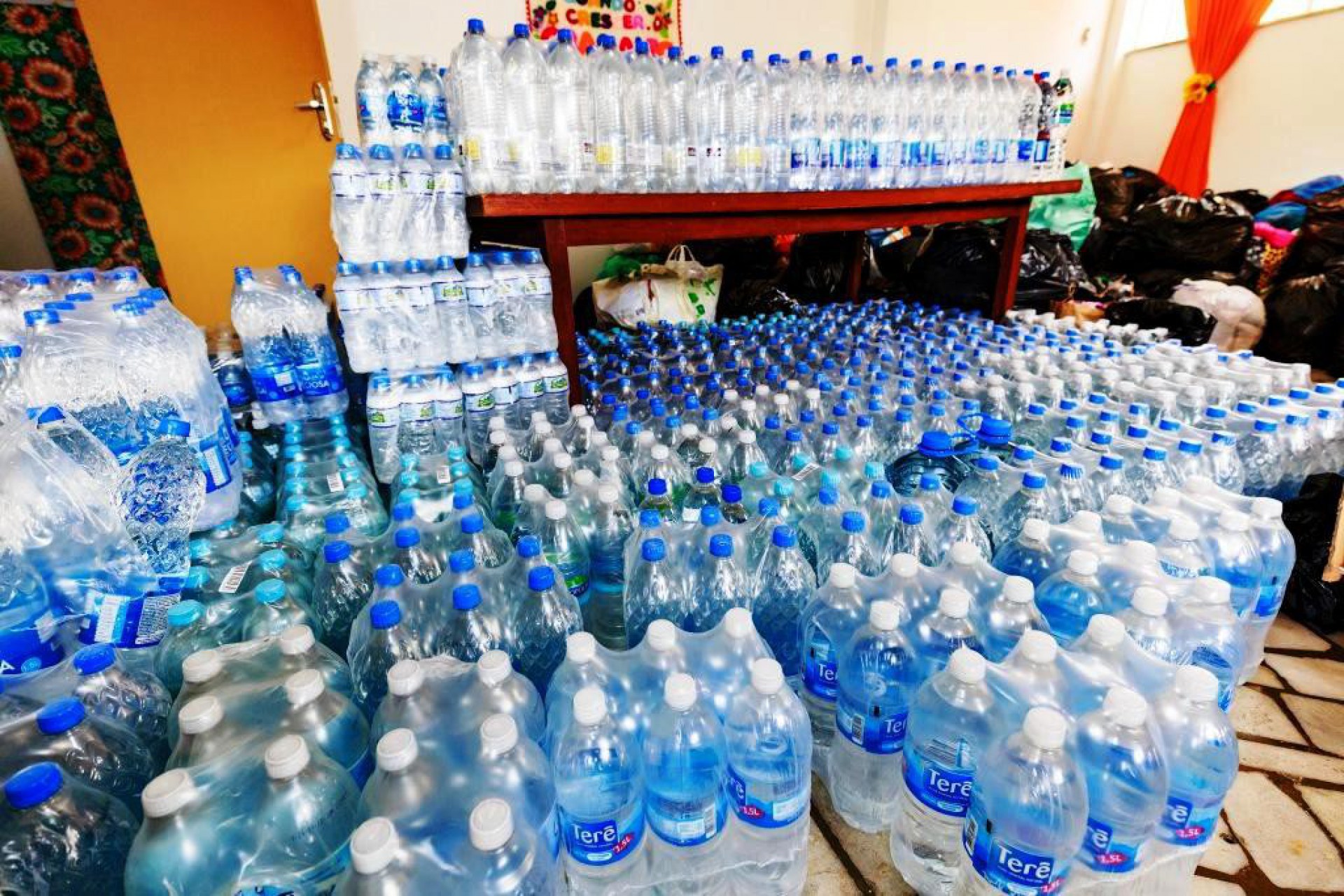 &Aacute;gua arrecadada em Teres&oacute;polis para enviar ao munic&iacute;pio de Petr&oacute;polis - Bruno Nepomuceno