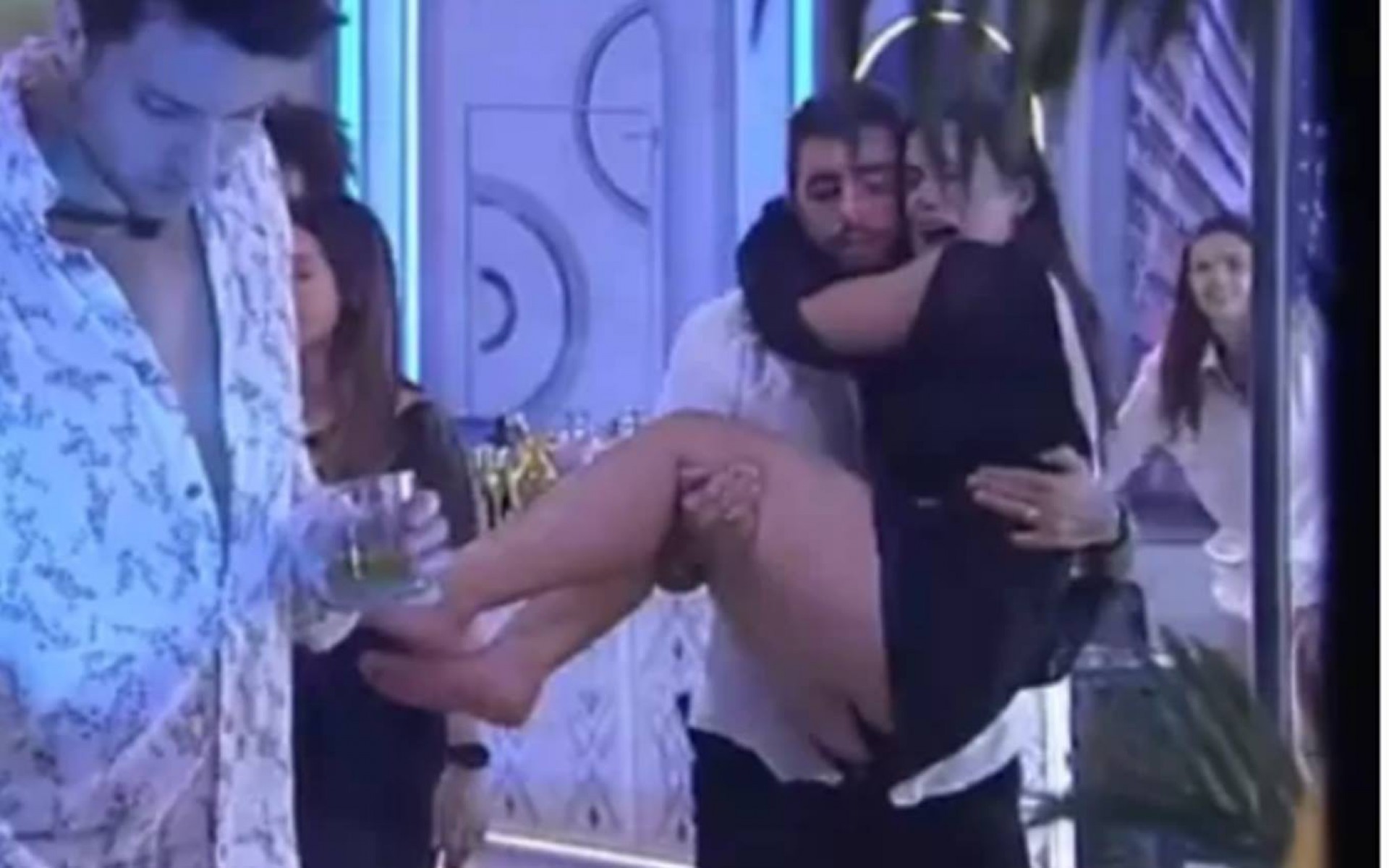 Scooby leva Larissa para o confessionário após ela quebrar o dedo do pé - Reprodução