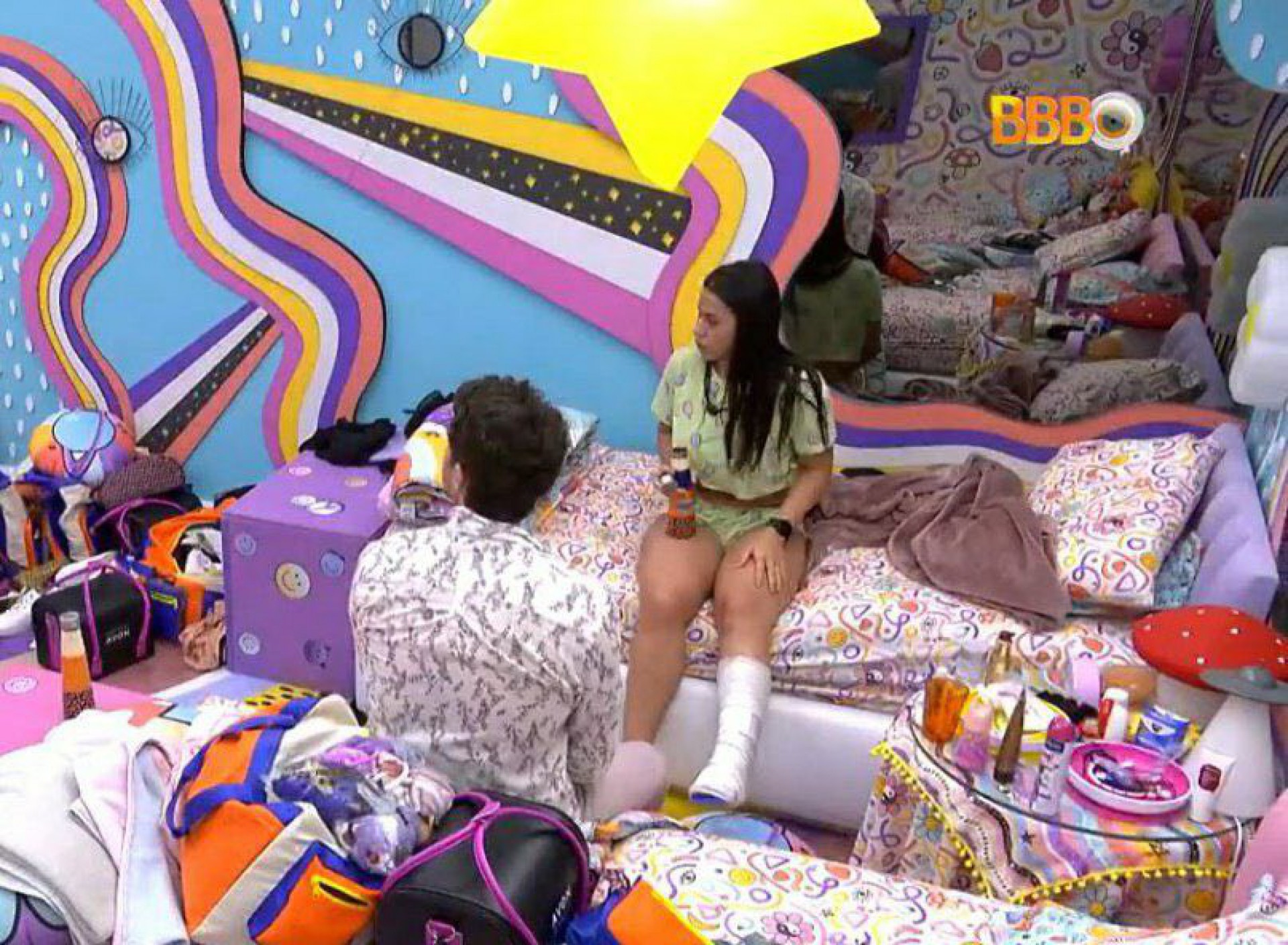 Larissa voltou para a casa com o pé engessado e precisará ficar de repouso - Reprodução