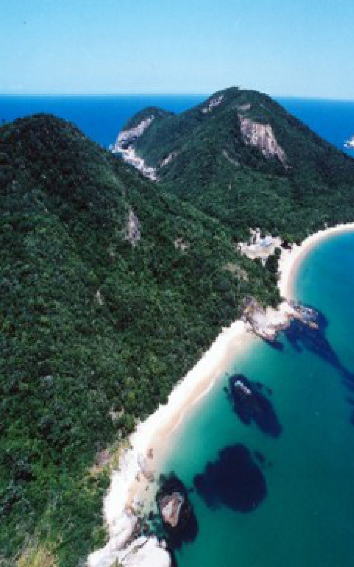 o Arquipélago de Sant´anna, situado a 8km da cidade de Macaé, é uma Área de Preservação Ambiental (APA), considerado um santuário ecológico