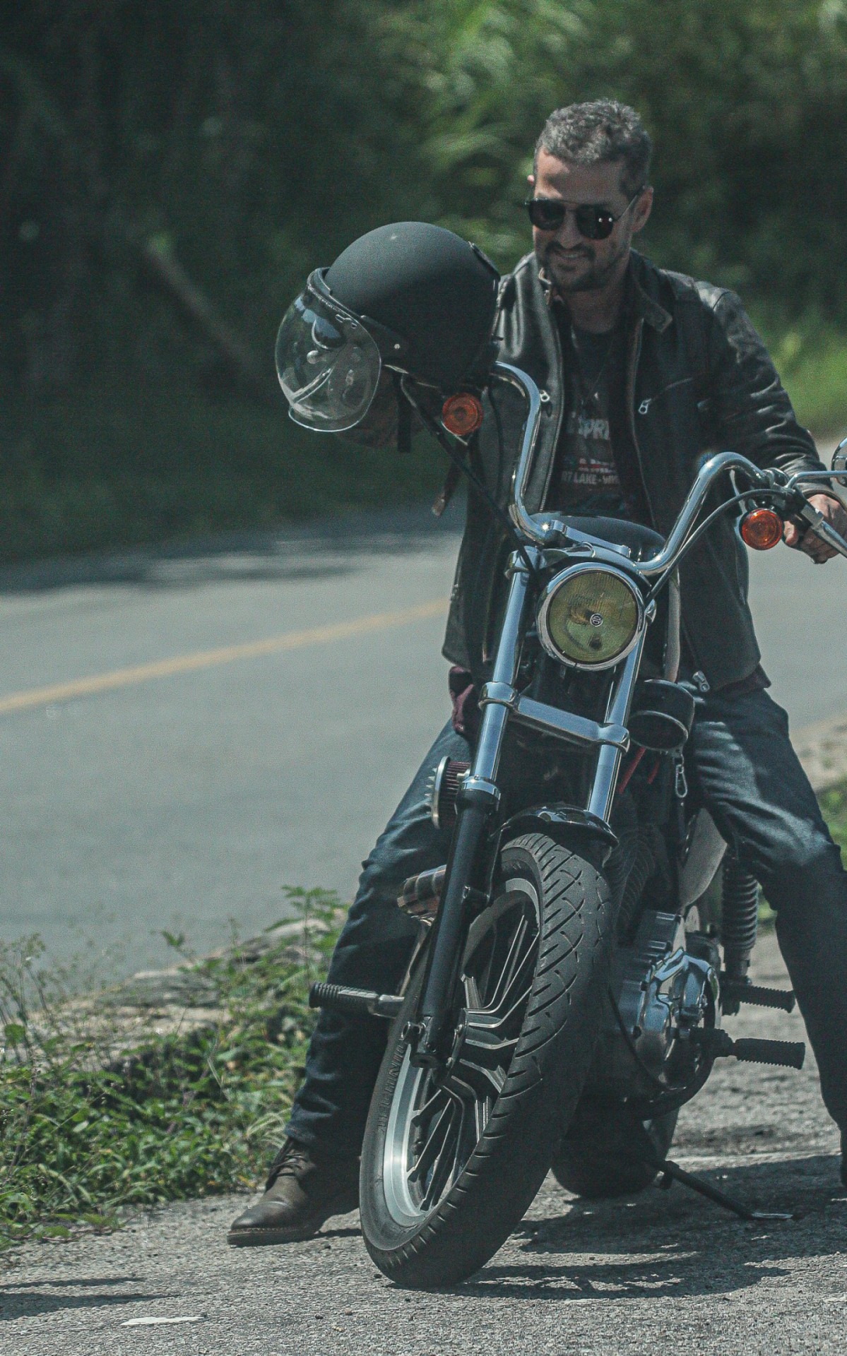 Marcelo Serrado grava cenas de novela na Zona Oeste do Rio