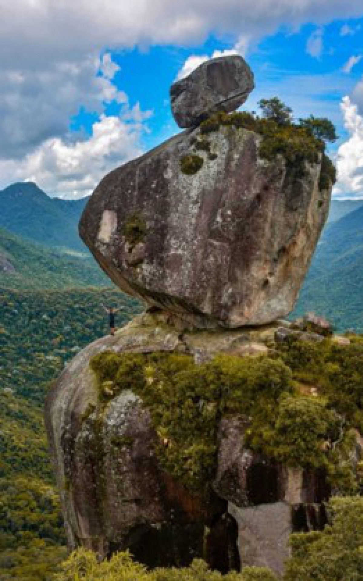 No Sana, famoso distrito de Macaé-RJ, também há muitas opções de trilhas, especialmente para os praticantes do montanhismo e do ecoturismo. Um dos destaques é a subida do Pico Peito do Pombo (1.120 metros de altitude).