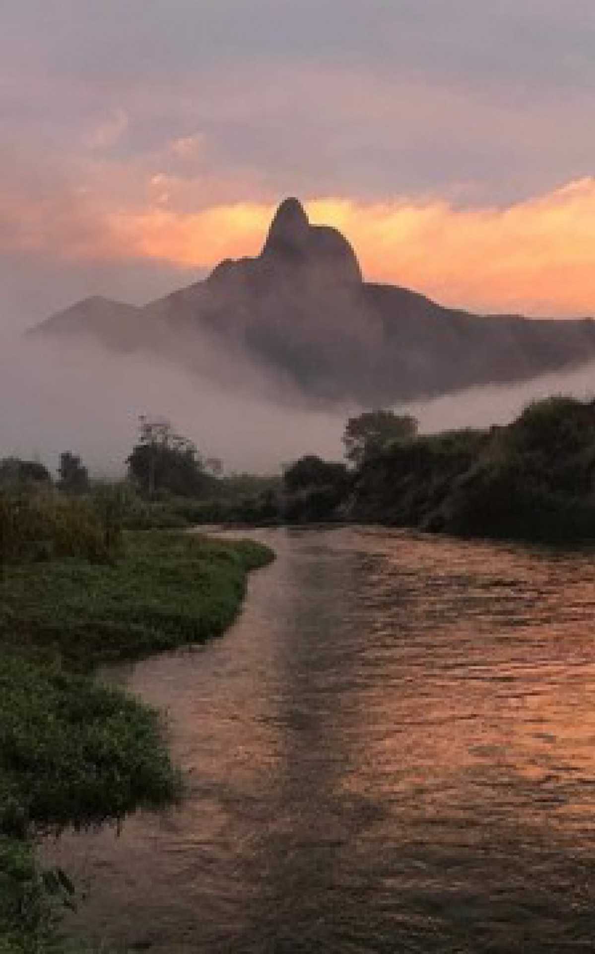Quem passa por Macaé consegue avistar no horizonte o ponto mais alto da cidade: O Pico do Frade. A beleza natural da pedra pode ser vista do litoral macaense, e no passado foi referência para muitos navegantes