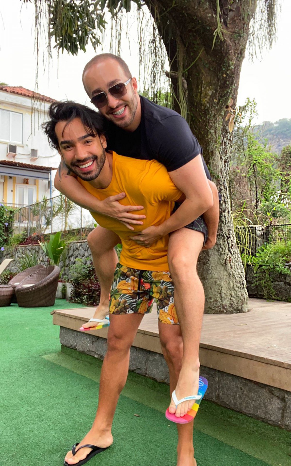 Xingamentos s&oacute; teriam parado ap&oacute;s o marido do modelo come&ccedil;ar a filmar