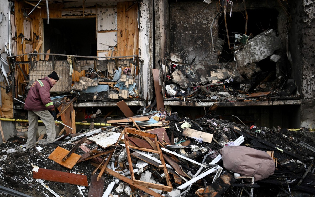 Prédio residencial ficou destruído após bombardeio russo no subúrbio da capital ucraniana Kiev