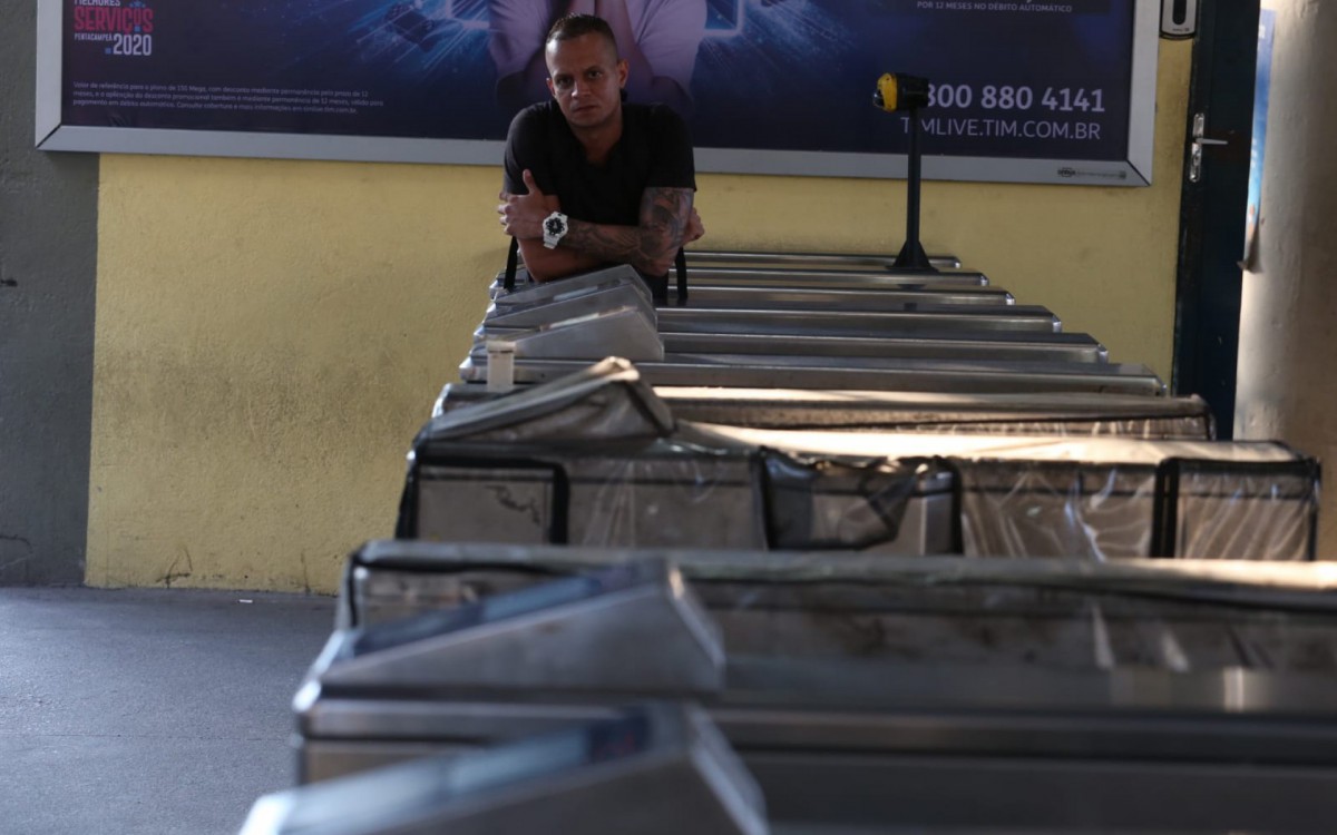 O vigilante Fl&aacute;vio Muniz, 34, trabalha no Recreio e ficou sem alternativas para ir ao servi&ccedil;o