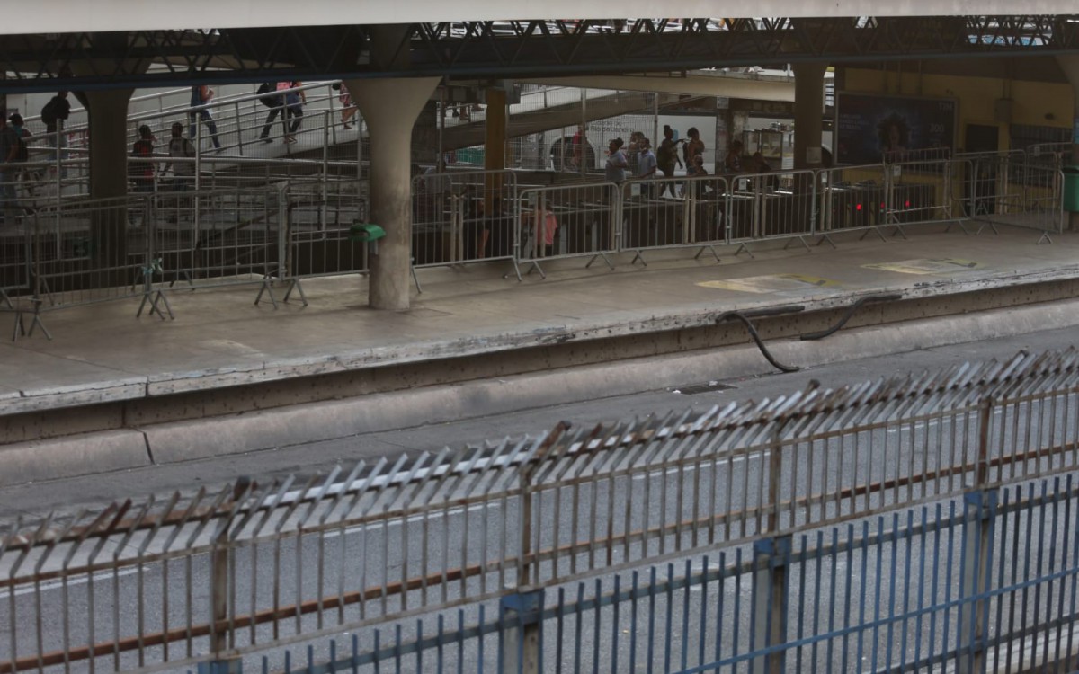 Esta&ccedil;&atilde;o do BRT em Madureira n&atilde;o tem circula&ccedil;&atilde;o de &ocirc;nibus devido &agrave; greve dos motoristas