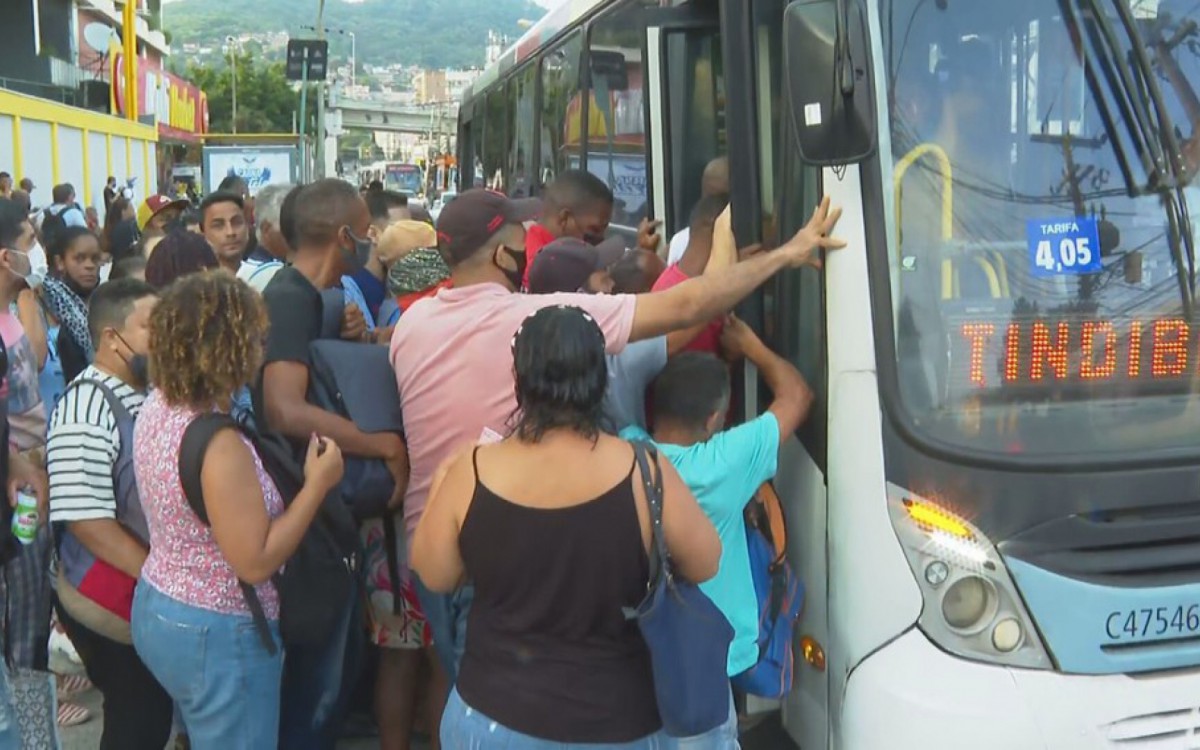 Funcionários do BRT entram de greve; estações estão lotadas