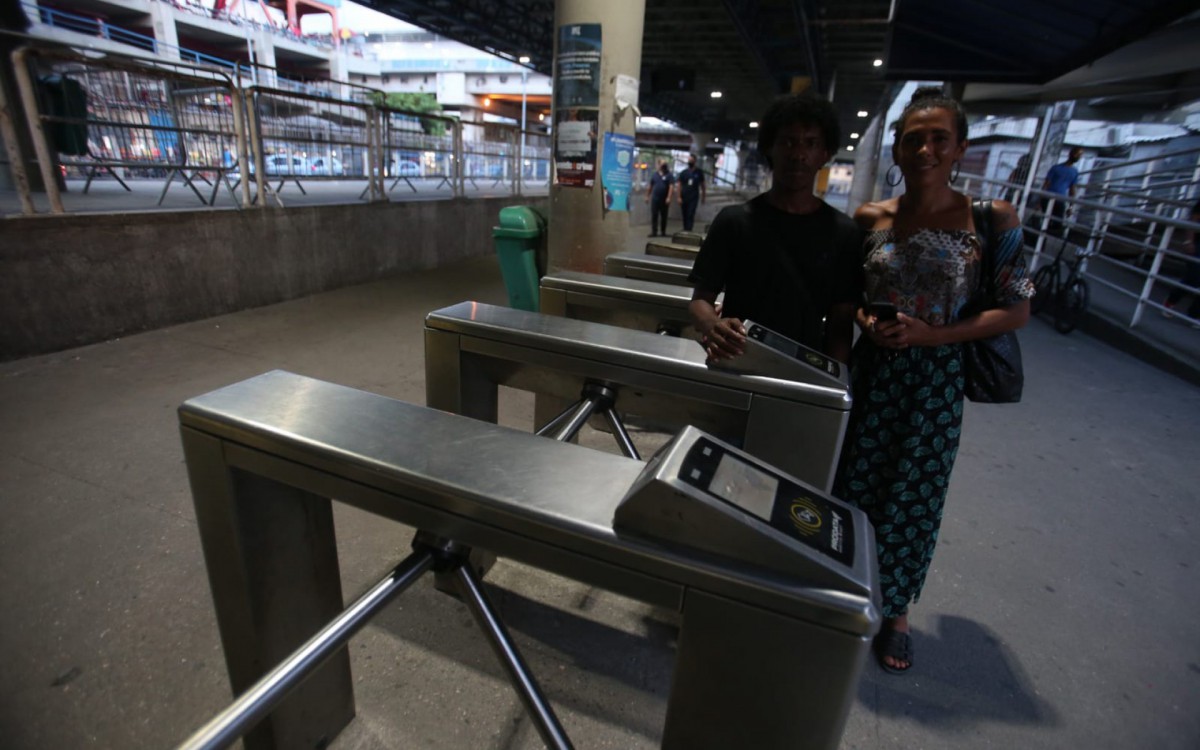 O casal Luis Felipe, 31, e Joyci Brito, 27, tentavam chegar no trabalho, em Vargem Grande