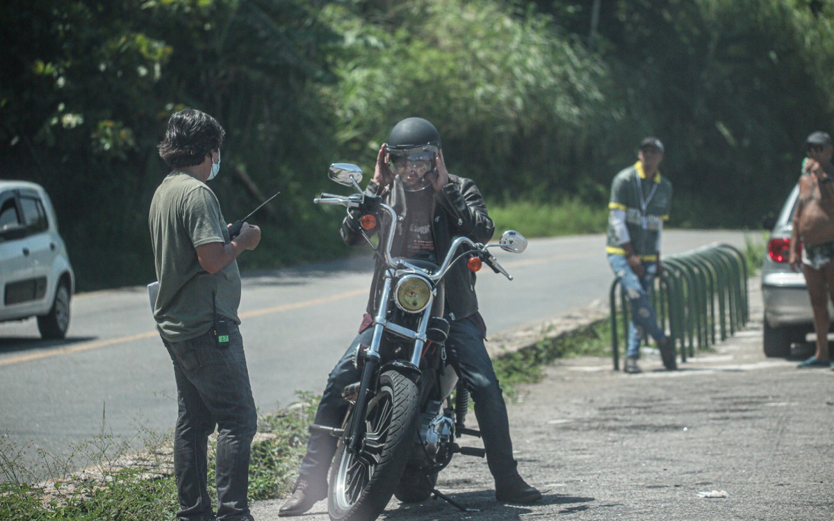 Marcelo Serrado grava cenas de novela na Zona Oeste do Rio