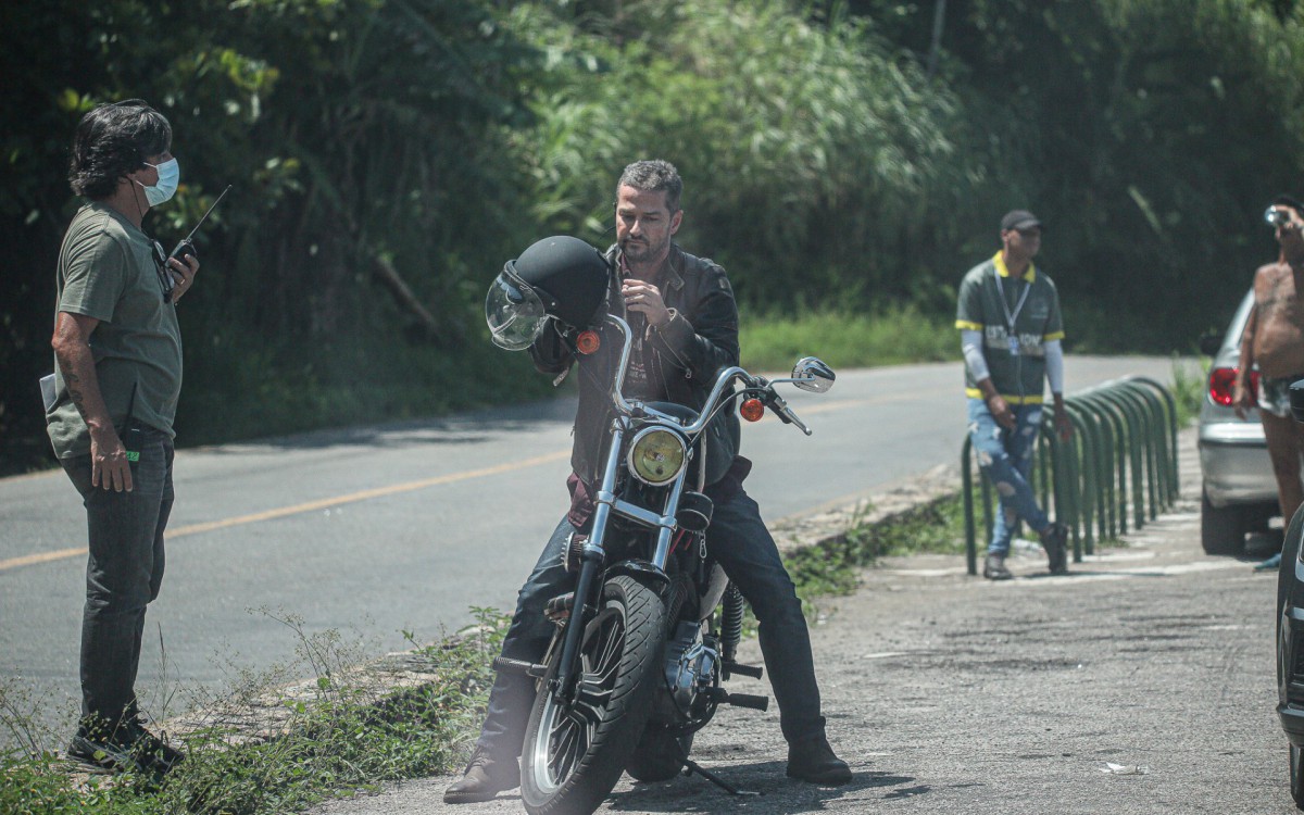 Marcelo Serrado grava cenas de novela na Zona Oeste do Rio