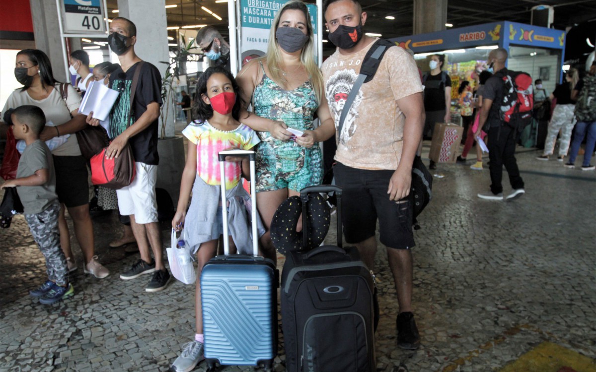 Rodoviaria Novo Rio feriado de Carnaval, nesta sexta (25), na foto Cristiano Cavalcanti, Daniela Ciqueira e Sophia Sena viajando pra S&atilde;o Paulo.