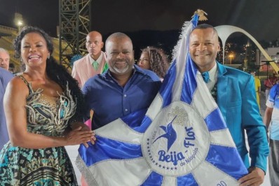 Casal de mestre-sala e porta-bandeira da Beija-Flor participam do teste de luz da Sapucaí