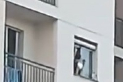 Vídeo: bebê é flagrado pendurado em janela no 5º andar de prédio no MS