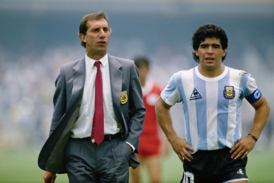 Familiares de Carlos Bilardo, técnico da Argentina na Copa de 86, ainda não contaram sobre a morte de Maradona