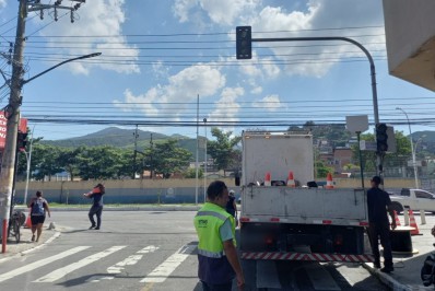 Prefeitura de Mesquita realiza manutenção e instala controladores inteligentes nos semáforos do município