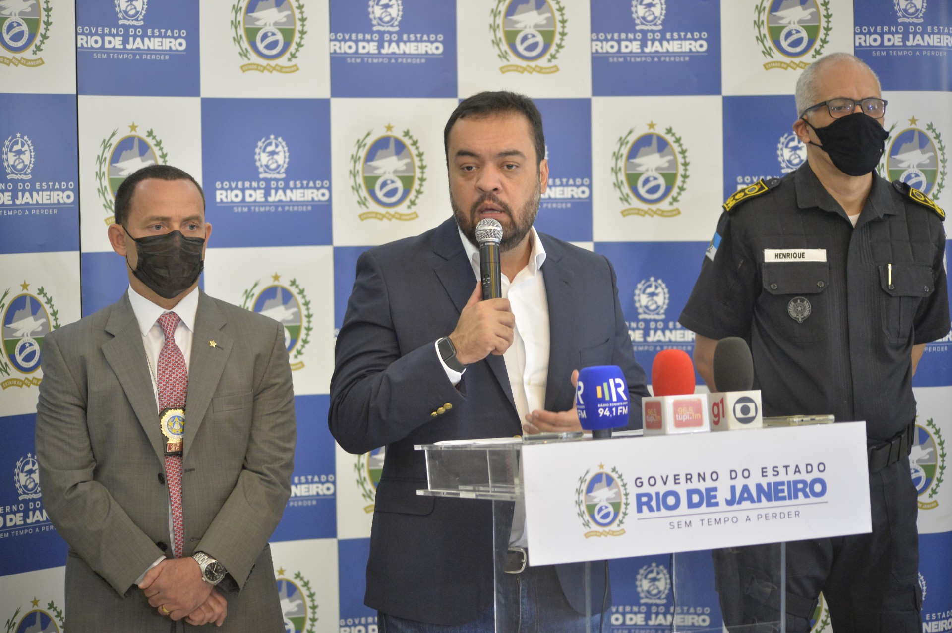 Secret&aacute;rio da Pol&iacute;cia Civil,  Allan Turnowski, governador Claudio Castro e secret&aacute;rio da PM, Luiz Henrique Marinho Pires, em coletiva ap&oacute;s pris&atilde;o de milicianos de Rio das Pedras - FabioCosta                          