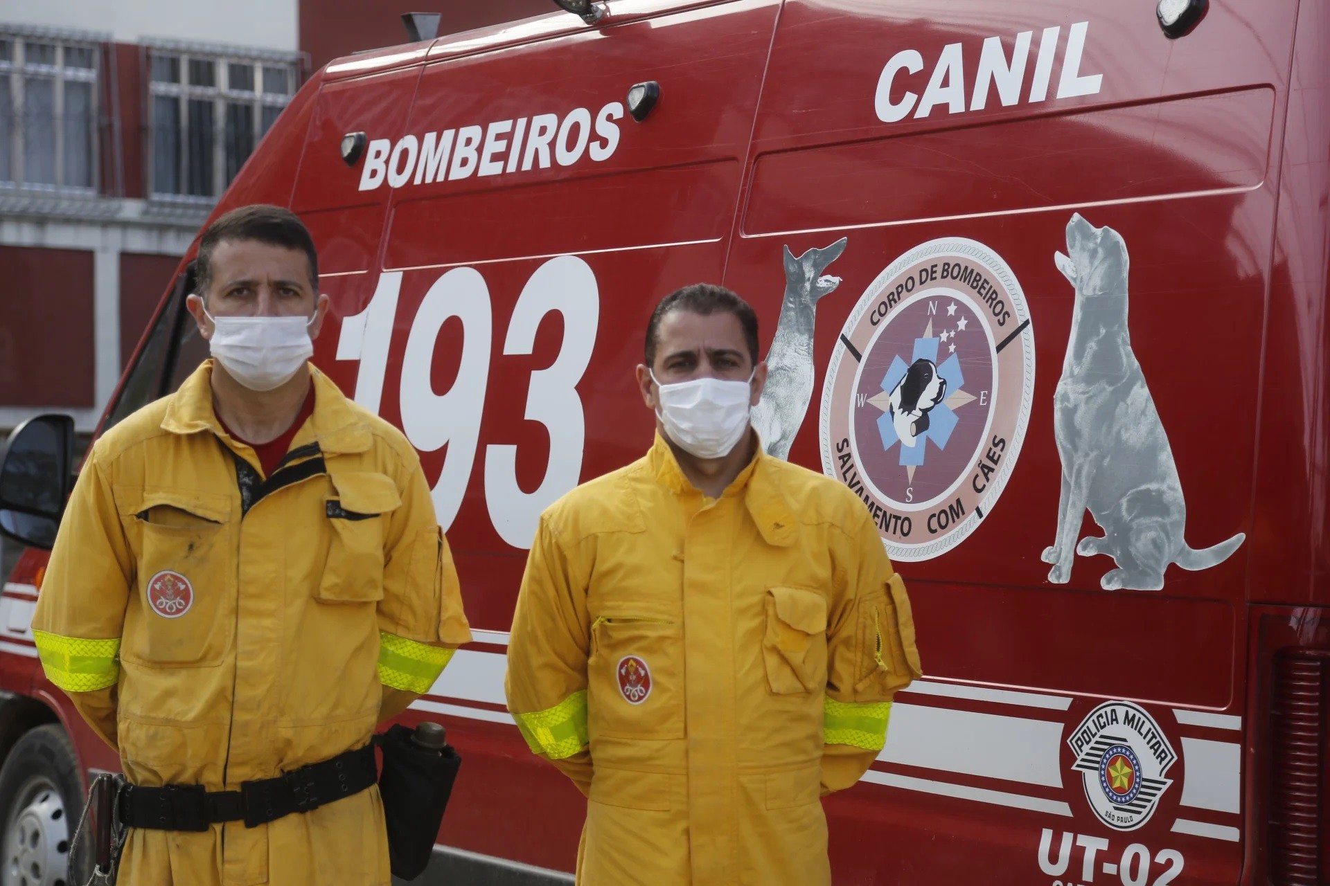 Sargento Clóvis Benedito de Souza (à direita), bombeiro de São Paulo, ao lado do colega, sargento Laércio Lelis de Freitas - Luis Alvarenga