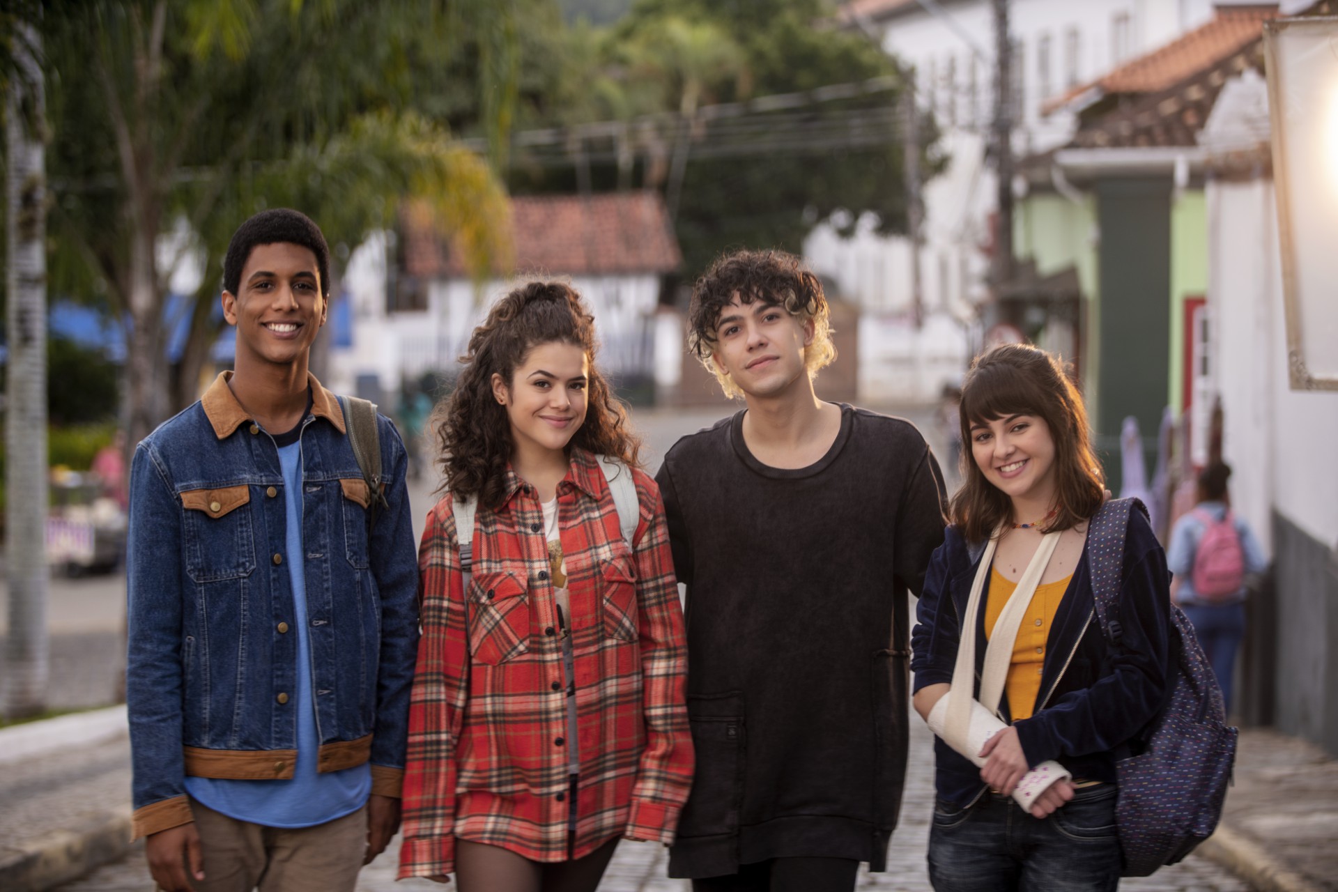 Maisa Silva e Camila Queiroz vivem a mesma personagem em De Volta aos Televisão O Dia