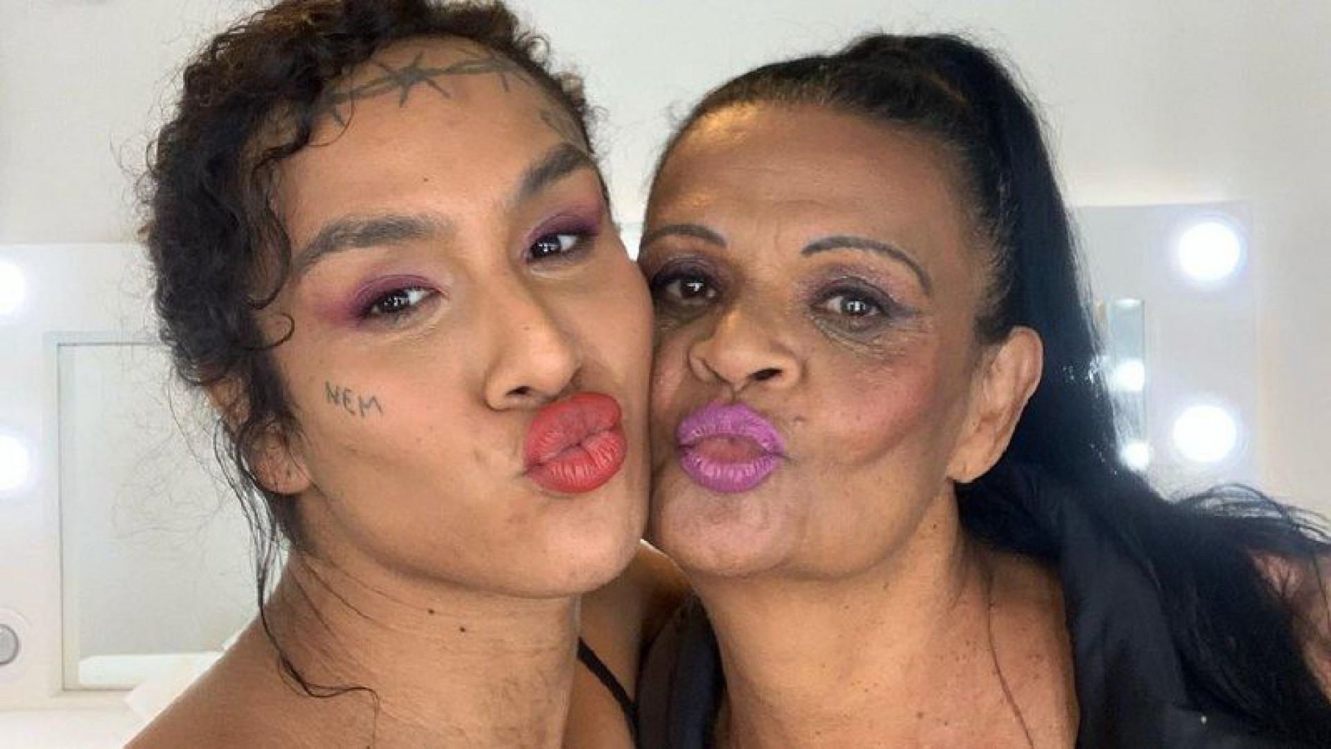 Mãe de Linn da Quebrada pede para que internautas amem e torçam pela cantora. - Reprodução Internet