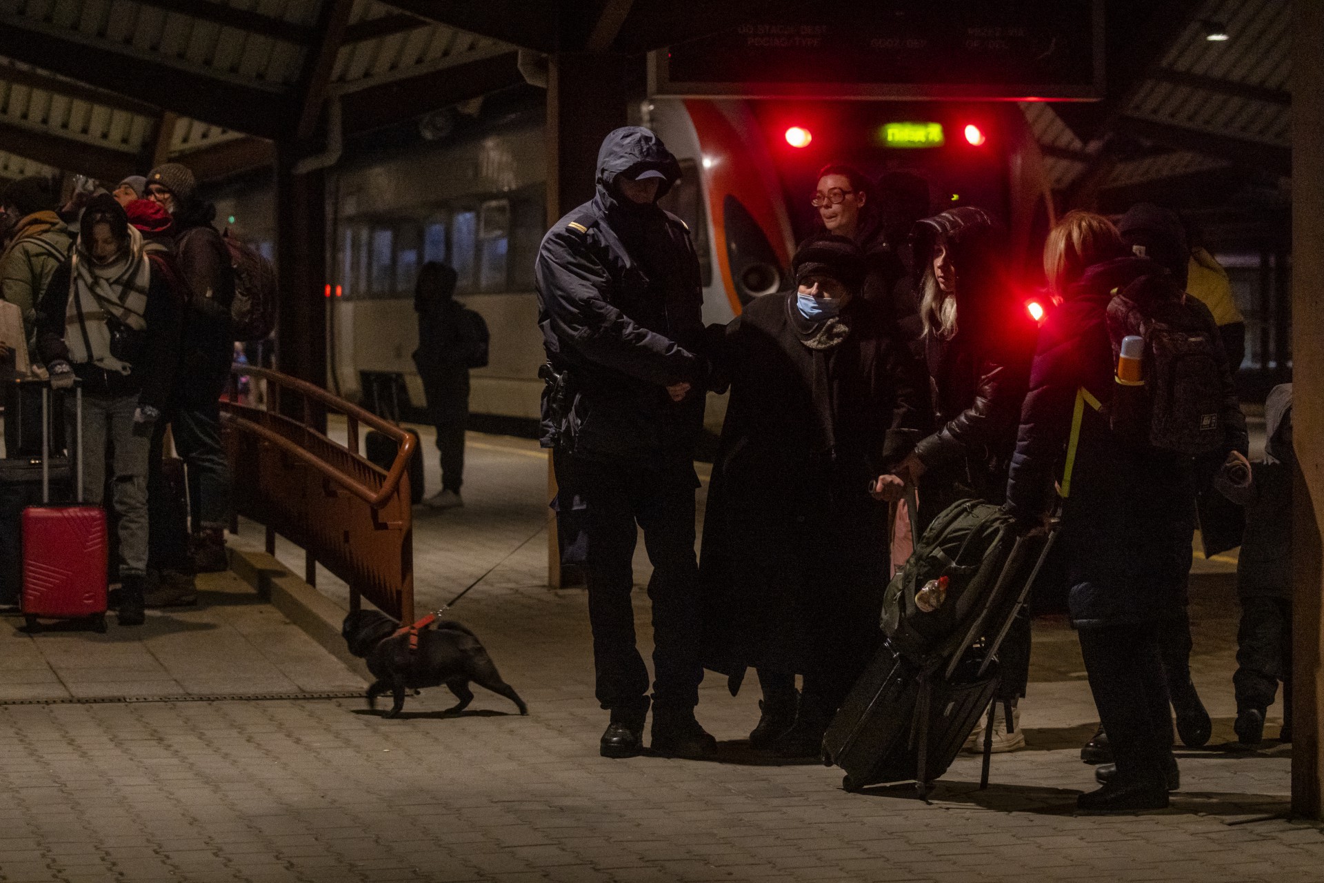 Polônia diz que 100 mil ucranianos chegaram ao país desde ataque russo - AFP