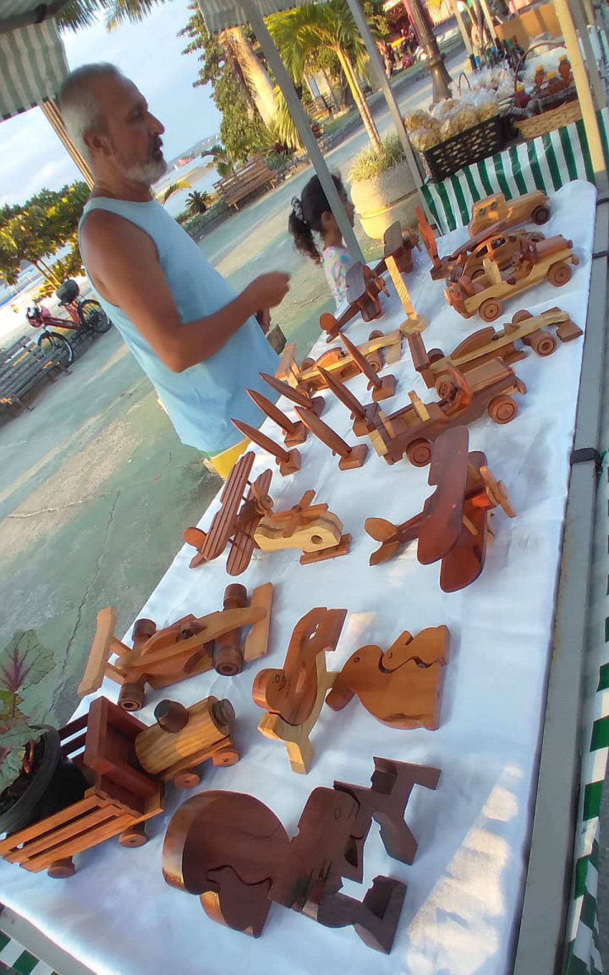 Feira acontece  na Pra&ccedil;a do Pescador, no Centro