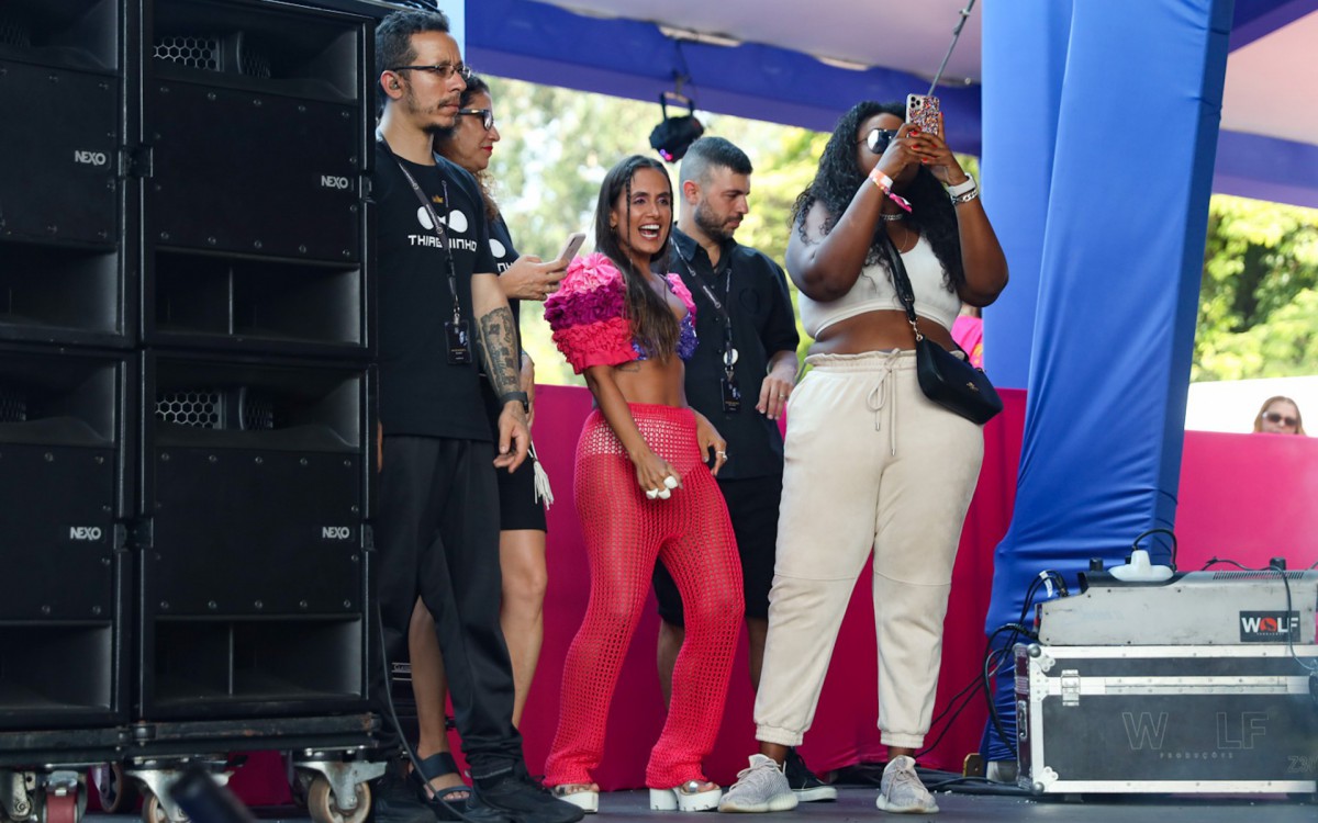 Carol Peixinho curte apresentação do namorado Thiaguinho, em São Paulo - Léo Franco e Lucas Ramos / AgNews