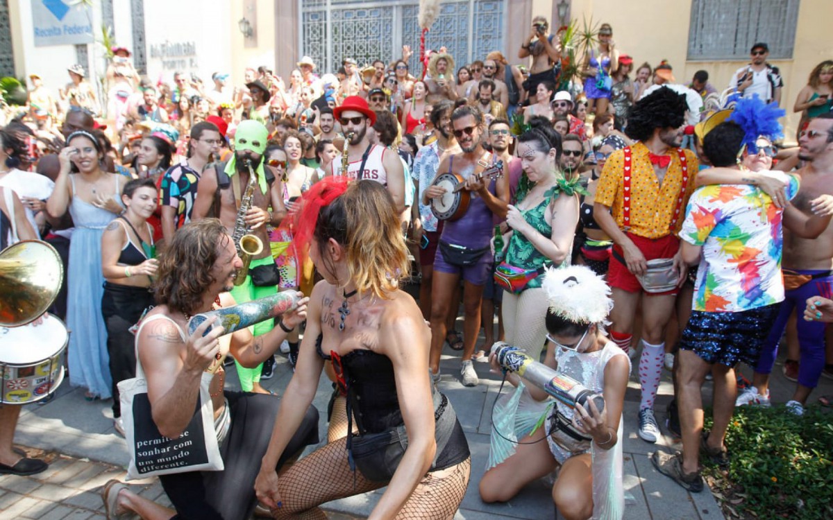 Blocos proibidos desfilam na Regi&atilde;o Central do Rio 