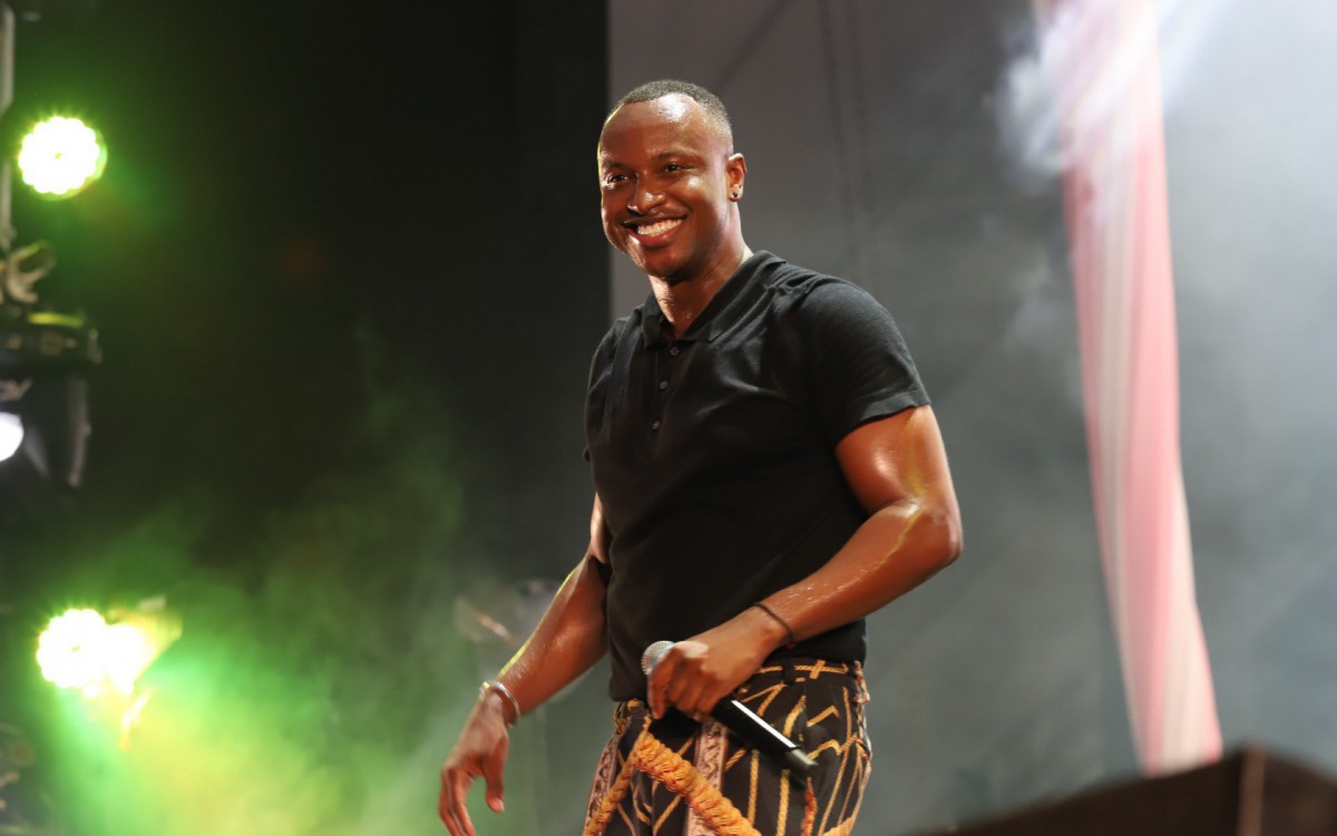 Ap&oacute;s assumir namoro, Carol Peixinho curte show de Thiaguinho em cima do palco